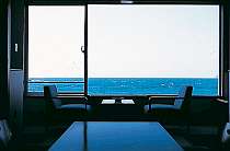 大きな窓は様々な海の表情を映しだす・・・。運が良ければイルカにあえるかも。