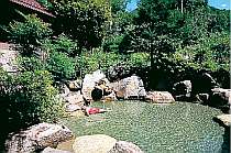 奥飛騨の大自然を全身で感じられる開放的な混浴露天風呂