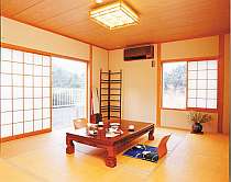 JAPANESE　TATAMI　ROOM：ゆったり落着ける10畳の和室