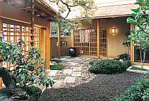 数奇屋造りの玄関。松本市都市景観賞受賞