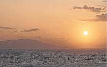 宿より撮影した朝日、伊豆大島をバックに水平線より昇る