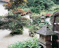 創業時より手入れの純日本庭園の中庭の「水琴窟」はたおやかに琴の調べを奏でます。