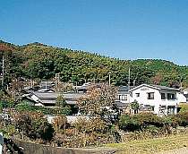 ごぜんの湯全景。目の前の川では蛍も見える