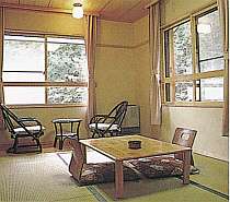 通常室の一例。窓の外には自然が広がる。タタミ６畳。室内９畳相当。定員４名。全館２６室
