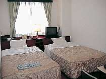 　【ツインルーム】広いお部屋に幅広のベッドが二つ。