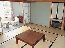 富士と湖を一望するゆとりの客室