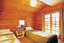 朝7時～利用できるお部屋は木目のやすらぎと木の香り 床暖房で足元からポカポカが心地よいと好評