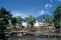 磐梯山の裾野、自然豊かな水辺に佇むホテル
