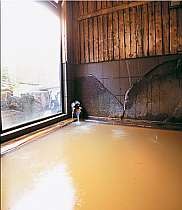 檜風呂（天然１００％）は温泉の成分で床が鉄錆色に