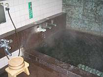 湯量豊富な天然温泉は一晩中入浴可能