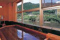 日高川を見下ろす眺めのいいお風呂。川のせせらぎをBGMにのんびりくつろいで・・。