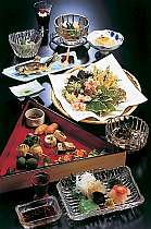 彩りも美しい山菜民芸料理。天ぷらは朝摘み野草の数々