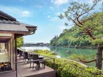 カフェ「茶寮　八翠」は、テラス席からは渡月橋や川を行き交う舟を眺めることができます。