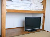 テレビは３２型テレビ。寝具のカバーは、お客様ごとにすべてお取り換。
