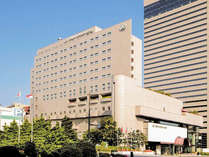 外観（昼）：杜の都の伝統と格式の老舗ホテル。仙台駅より徒歩約5分と好立地で、全234室禁煙ルーム。