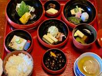 朝食は「泉仙」さんの精進料理。胡麻豆腐や湯葉と野菜の炊き合わせなど、身体に優しい朝ごはんです。