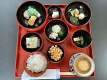 朝食は「泉仙」さんの精進料理。胡麻豆腐や湯葉と野菜の炊き合わせなど、身体に優しい朝ごはんです。