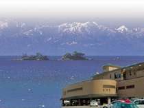 「本館‐外観写真」「富山湾に浮かぶ立山連峰と虻が島‐景観写真」