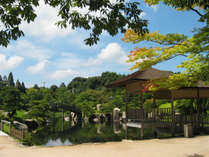 隣接の日本庭園「三景園」の入園券付き。あじさい、もみじなど四季折々の景色をお楽しみいただけます。