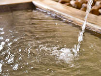 *【大浴場】贅沢にかけ流しの温泉は、塩湯の恵みでポカポカに！