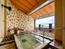 *【大浴場】男女共に露天風呂ございます！心地よい潮風と波音と共に温泉をお楽しみください。