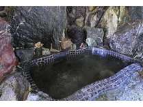 アルカリ鉱泉の岩風呂で日々の疲れを癒してください！