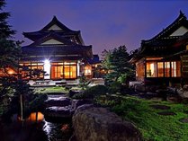鶴我東山総本山　庭園からの夜の外観 写真
