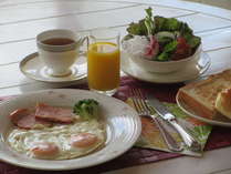 お目覚め後の朝食は「アメリカンブレックファースト」で素敵な一日の始まりです♪