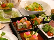 【料理イメージ】てまり寿司などを重箱に込めた「金沢美食懐石」