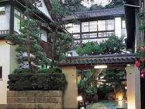 木造３階建ての家屋は古き良き時代の趣が残る風情ある日本建築<BR>駅から徒歩５分。地蔵湯の奥にあり立地の良さも魅力のひとつです。<BR>趣の宿をお楽しみください。※当館は素泊りのみとさせていただきます