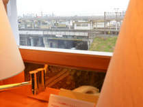 *鉄男・鉄女にお勧め！【デラックスツイン】窓からJR列車を見ることができます。