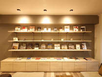 ・【ロビーラウンジ】日本の文化に関する本やガイドブックが並びます