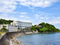 *【本館外観】当館は海岸沿いに立つホテルです。