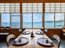 *【本館レストラン】目の前に広がる海を眺めながらお食事をお召し上がりいただけます。
