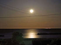 *【お部屋からの眺め　夜】水面に映る月の灯り、行き交う大型船の灯りなど、夜の風情も楽しめます。