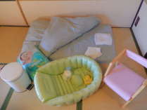 赤ちゃん用布団・お子様椅子・ベビーバス・ベビーソープ・おむつ湯温計・おむつ・おむつ用ごみ箱