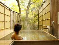 【貸切露天風呂】自然と豊富な源泉を独占。空いていれば何度でも利用可能。※写真は紅葉、黄葉イメージ。