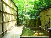 【貸切露天風呂】自然と豊富な源泉を独占。空いていれば何度でも利用可能。※写真は紅葉、黄葉イメージ。
