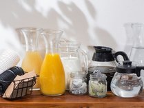 100％のオレンジジュースやグレープフルーツジュース、牛乳や紅茶や緑茶もお楽しみください。