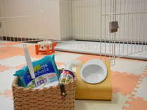 小型犬のケージ1台を備えたスペースのある和室です。