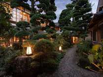 夜になるとKANMURI棟の中庭がライトアップされ、昼とは違った表情を見せてくれます。 写真