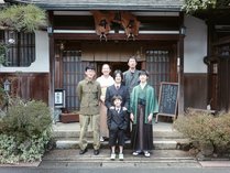 五代目板長と女将と四人の子供たちです。和服姿の次男が６代目の予定です。