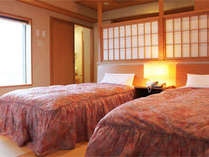 ■ちょっと小さめの８畳の和室にツインのベットをご用意。畳はオシャレに琉球畳。