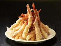 かず子で一番人気は「カニ天ぷら」。揚げたてをサクッと♪