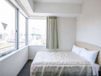 ゆったりセミダブル：ベッド幅120cm×195cm　広さ12平米　フランスベッド製のベッドをご用意しております。