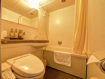 *≪客室一例【ツイン】ユニットバス≫シャワートイレ付です。UBの広さは3名定員と同じです。