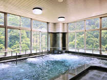 「美人の湯」で知られる、化粧水いらずの強アルカリ温泉の大浴場