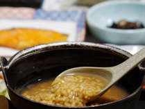 *【茶粥朝食】素朴な味が人気！卓上で炊く奈良名物の茶粥です。