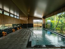【大浴場】開放的な窓と広くゆったりとした湯船の大浴場