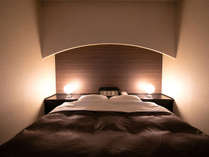 「本館」◆スイートダブル◆本館【最上階】スイートルーム―180㎝幅のキングサイズベッドで快適な眠りを 写真